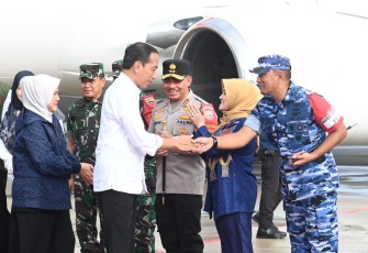 Danlanud SUT Kolonel Nav Sani Salman Nuryadin menyambut langsung kedatangan presiden Jokowi, Selasa (21/5)