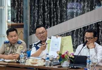 Kepala BPN Kota Depok Indra Gunawan didampingi Kepala Seksi Survei dan Pemetaan Yoga Munawar dan Kepala Seksi Penetapan Hak dan Pendaftaran Dindin Saripudin, memberikan sosialisasi implementasi kantor elektronik, Selasa 21 Mei 2024. 