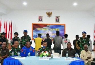 Danlanal Timika Letkol Laut (P) Benedictus Hery Murwanto saat konferensi pers