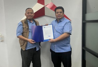 Vandiko Gultom saat menerima surat tugas sebagai Calon Bupati Samosir dari DPP Partai Demokrat.
