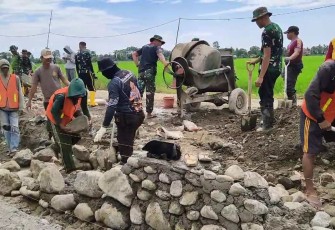 Pembangunan saluran irigasi air di desa Pammesakang 