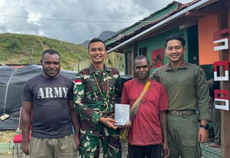 Satgas Yonif 509 Kostrad foto bersama dengan tokoh pemuda