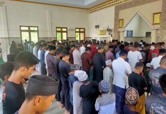 Sholat Jumat di Masjid Al Farisi Desa Pammesakang 