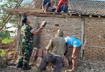 Bantu renovasi rumah warga desa binaan 