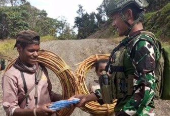 Bagikan alas kaki masyarakat untuk beraktivitas sehari-hari 
