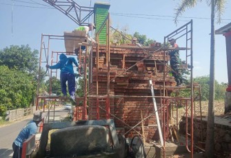 Bangun gapura bersama warga desa binaan 