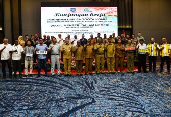 Foto bersama Wamendagri dengan jajaran Forkopimda Provinsi Papua Barat Daya