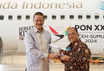 Dirut Garuda Indonesia Irfan Setiaputra memberikan cenderamata 