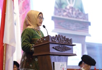 Direktur Keuangan PT Pertamina (Persero), Emma Sri Martini, menyampaikan keynote speech pada Wisuda Ke-10 Universitas Pertamina (25/5)