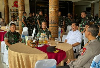 Pangdam Kasuari Mayjen TNI Haryanto bersama Menko Polhukam Hadi Tjahjanto 