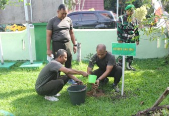 Dandim 1001/HSU-BLG Letkol Kav Gunantyo Ady Wiryawan saat tanam pohon serentak, Jum'at (31/5)