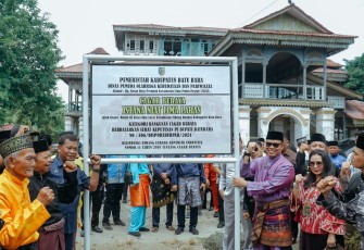 Pj Bupati Batu Bara Pasang Plang Istana Niat Lima Laras 