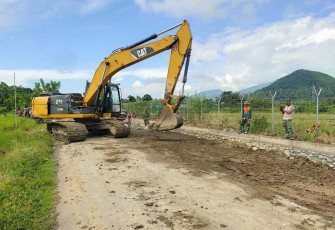 Alat berat lakukan perapihan meterial jalan