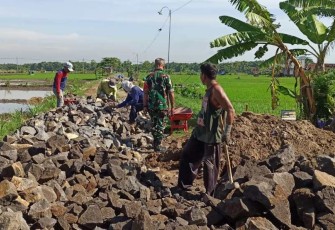 Kerja bakti pengerasan jalan akses pertanian