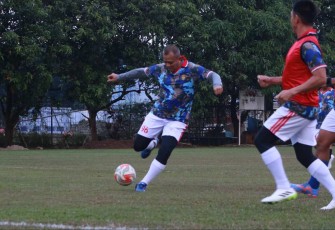 Pangkoopsud I Marsda TNI Mohammad Nurdin saat mengolah bola