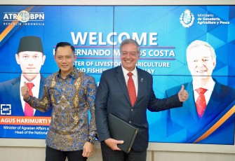 Menteri ATR/BPN Agus Harimurti Yudhoyono bersama Menteri Uruguay di Jakarta 