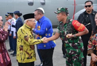 Pangdam XVIII Kasuari Mayjen TNI Hariyanto saat menyambut Wapres RI KH Ma'ruf Amin 