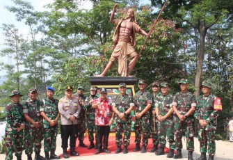 Poto bersama didepan tugu prasasti TMMD 120 Kodim 0714/Salatiga