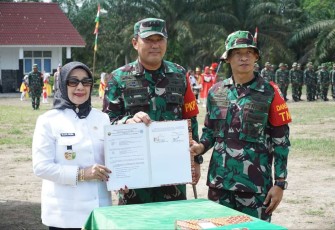 Danrem 022/PT Kolonel Inf Tagor Rio Pasaribu bersama PLT Bupati Labuhanbatu Hj Ellya Rosa Siregar dan Dandim 0209/LB saat penutupan TMMD ke-120, Jum'at (7/6)
