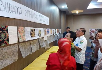 Bimtek dan Sertifikasi Tenaga Bidang Tradisi Penata Rias dan Perancang Batik di Padang, Sumbar