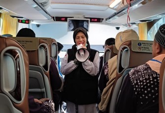 Pelayanan kesehatan haji saat memberikan tips jamaah haji