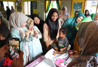 Hafizah Bawa Keceriaan Bagi Balita di Posyandu Kencana Dua 