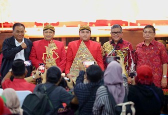 Sekjen PDIP Hasto Kristiyanto, salah satu Ketua DPP PDIP Bambang Pacul, Wasekjen PDIP Utut Adianto, serta dalang yang pentans dalam peringatan Bulan Bung Karno 2024 di Lenteng Agung, Jakarta, Sabtu (8/6)