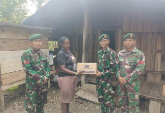 Bagikan paket sembako warga perbatasan 