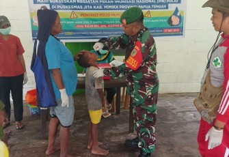 Babinsa Koramil Agimuga saat Dampingi Pelayanan Pekan Imunisasi Nasional (PIN) Polio di Desa Binaan