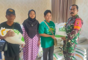 Distribusi Bantuan Pangan Warga 