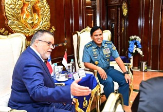 Kasal Laksamana TNI Muhammad Ali saat berbincang dengan Dubes Chili di Mabesal, Jakarta 