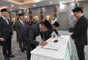 Mendes PDTT Abdul Halim Iskandar saat melantik pimpinan tinggi pratama 