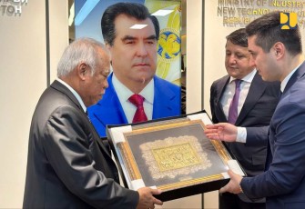 Menteri PUPR Basuki Hadimuljono saat menerima cenderamata dari Menteri Industri dan Teknologi Baru Tajikistan 