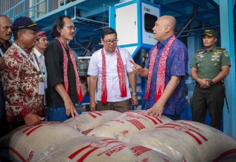 MenkopUKM Teten Masduki saat berbincang usai meresmikan Rice Mill Plant di Indramayu 