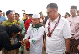 Ratusan Masyarakat Serasan Padati Pelabuhan PLBN Sambutan Kedatangan Bupati Natuna dan Ustaz Das'ad Latif 