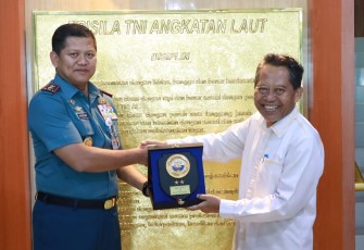 Pangkoarmada III Laksda TNI Hersan saat memberikan cenderamata 