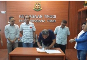 Penandatanganan Berita Acara Penyerahan Bukti Transfer Dari Pengurus BKK Bank NTT Kepada 5 Perwakilan Pensiunan Pegawai Bank NTT