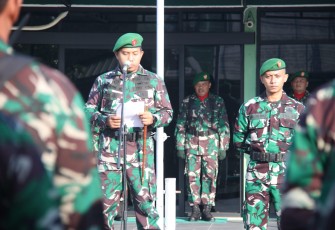 Dandim 0805/Ngawi Letkol Arm Didik Kurniawan saat membacakan amanat Pangdam V Brawijaya 