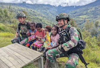 Kebersamaan dengan anak-anak kampung Amisiga