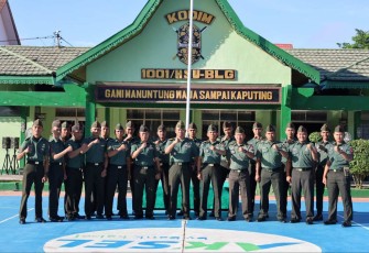 Tradisi penerimaan warga baru Kodim 1001/HSU-BLG 