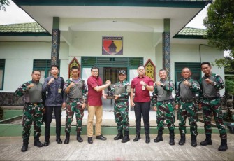 Dansatgas Yonzipur 5/ABW Letkol Czi Shobirin Setio Utomo saat salam komando dengan Kepala Imigrasi Badau, Sabtu (22/6)