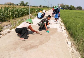Pasang paving jalan bersama warga binaan