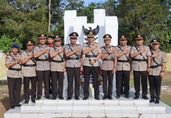 Polres Natuna Upacara dan Ziarah ke Makam Pahlawan 