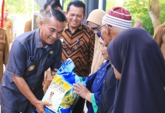 Pj Wali Kota Tanjungpinang Dampingi Gubernur Kepri Serahkan Bantuan Kesejahteraan Sosial Untuk Masyarakat 