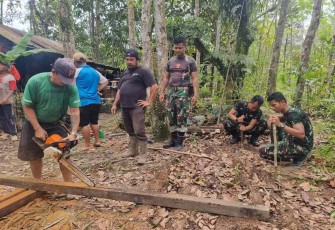 Karya bakti bangun rumah warga perbatasan 