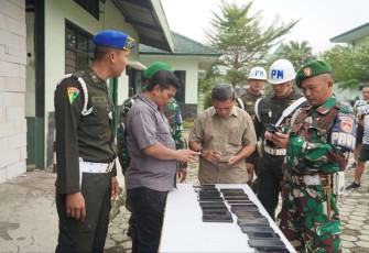 Pengecekan HP prajurit Korem 071/Wijayakusuma 