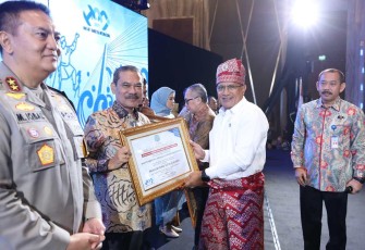 Kepala BNN RI Marthinus Hukom saat memberikan penghargaan 