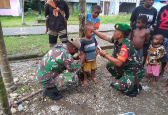 Babinsa Koramil Mapurujaya Berikan PMT Untuk Anak Kampung Mwuare