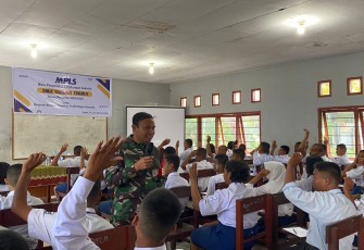 Babinsa Koramil 1710-02/Timika saat Berikan Materi PBB dan Kepemimpinan Kepada Siswa Siswi Baru SMA Taruna