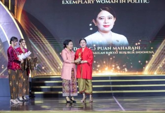Puan Maharani Ketua DPR RI saat menerima Kartini Award 2024